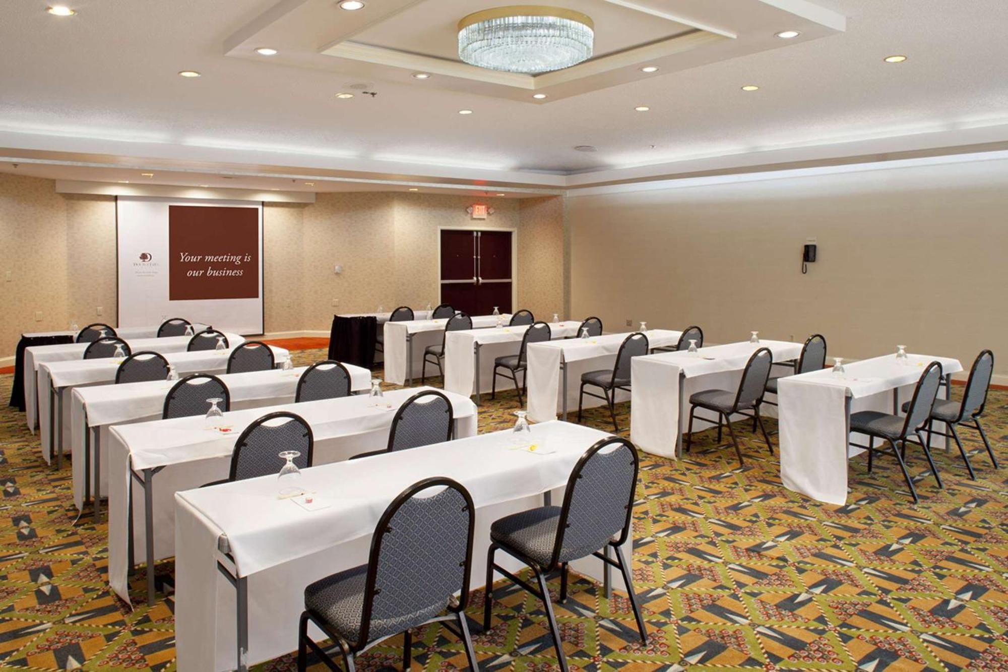 Doubletree By Hilton Fayetteville Eksteriør billede